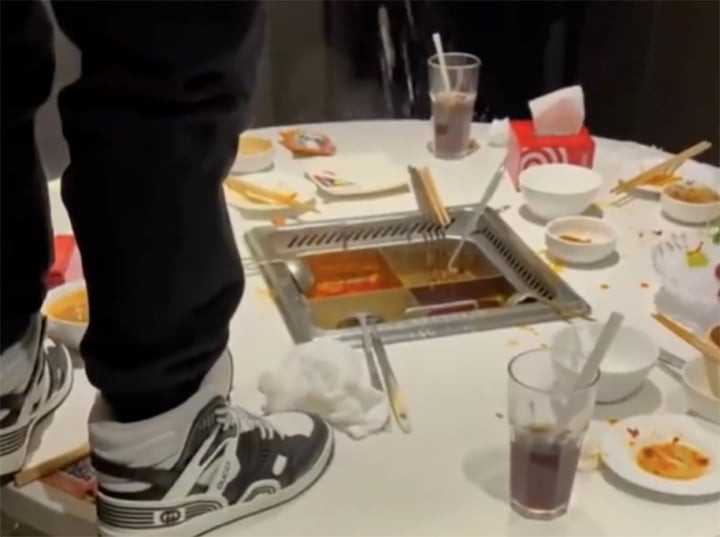 Hình ảnh cắt từ clip vụ khách hàng Hailidao tiểu vào nồi lẩu.