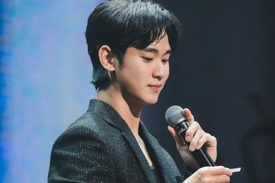 Kim Soo Hyun bất ngờ bị chê diễn xuất tầm thường, toàn làm nền cho nữ chính nhưng lại hưởng lợi