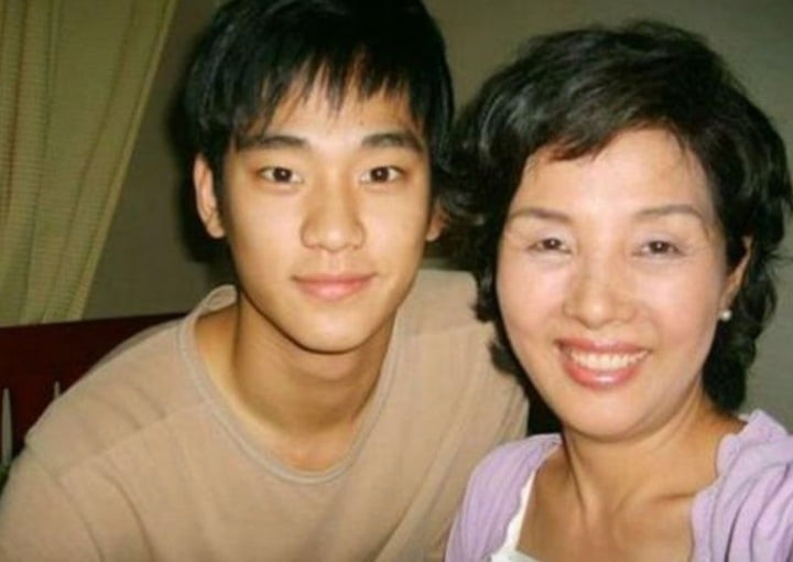 Kim Soo Hyun và mẹ.
