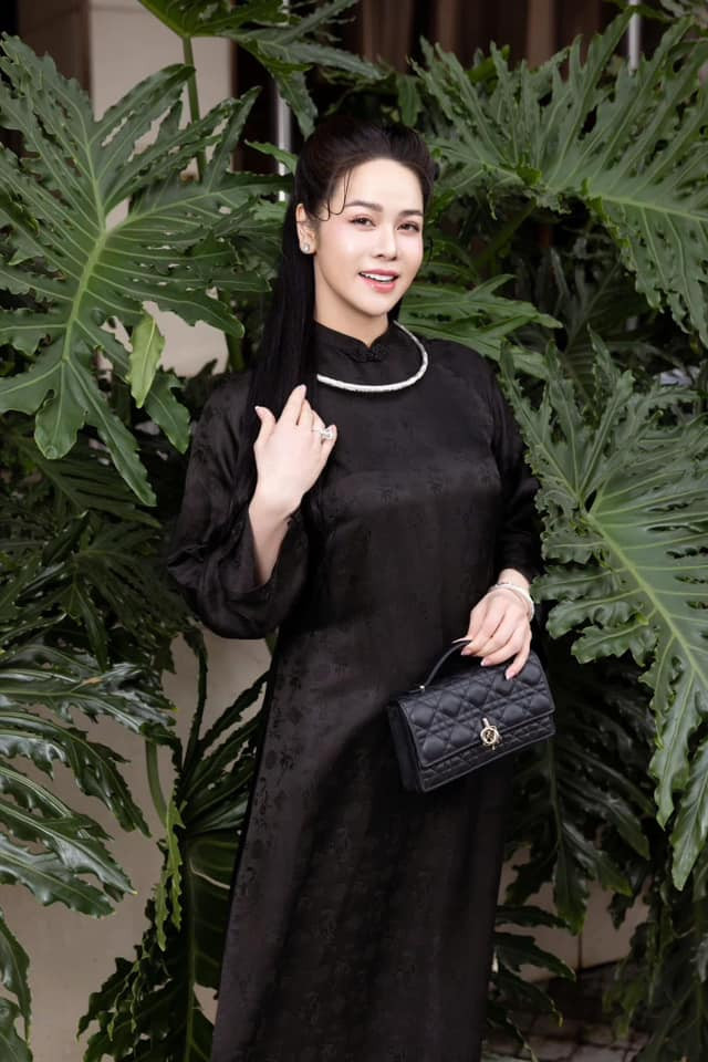 Nhiều celeb Việt mặc đồ đen đi đám cưới đến Nhật Kim Anh lại gây tranh cãi là sao