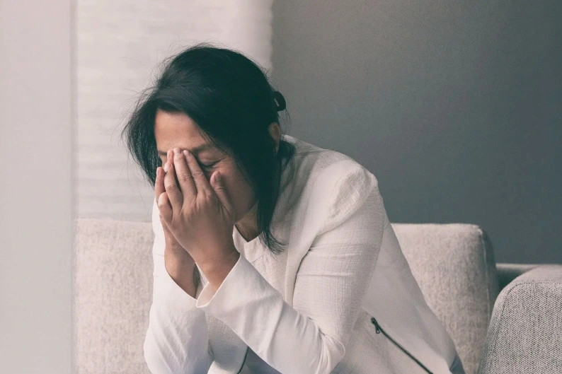 chet lang khi phat hien con gai 15 tuoi co ban trai lon hon ca chuc tuoi hinh anh 1