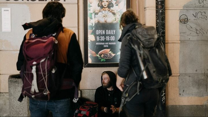 Du lịch “làm người vô gia cư” được coi là hành trình khám phá thế giới ngầm tại thành phố Praha, Séc. (Ảnh: NADĚJE)