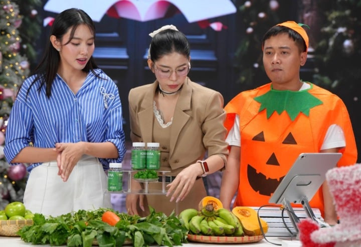 Thuỳ Tiên livestream bán kẹo ra củ cùng Hằng Du Mục và Quang Linh Vlogs.