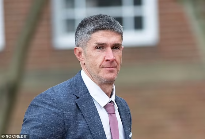 Leonard bị bạn gái thao túng tâm lý trong thời gian dài.