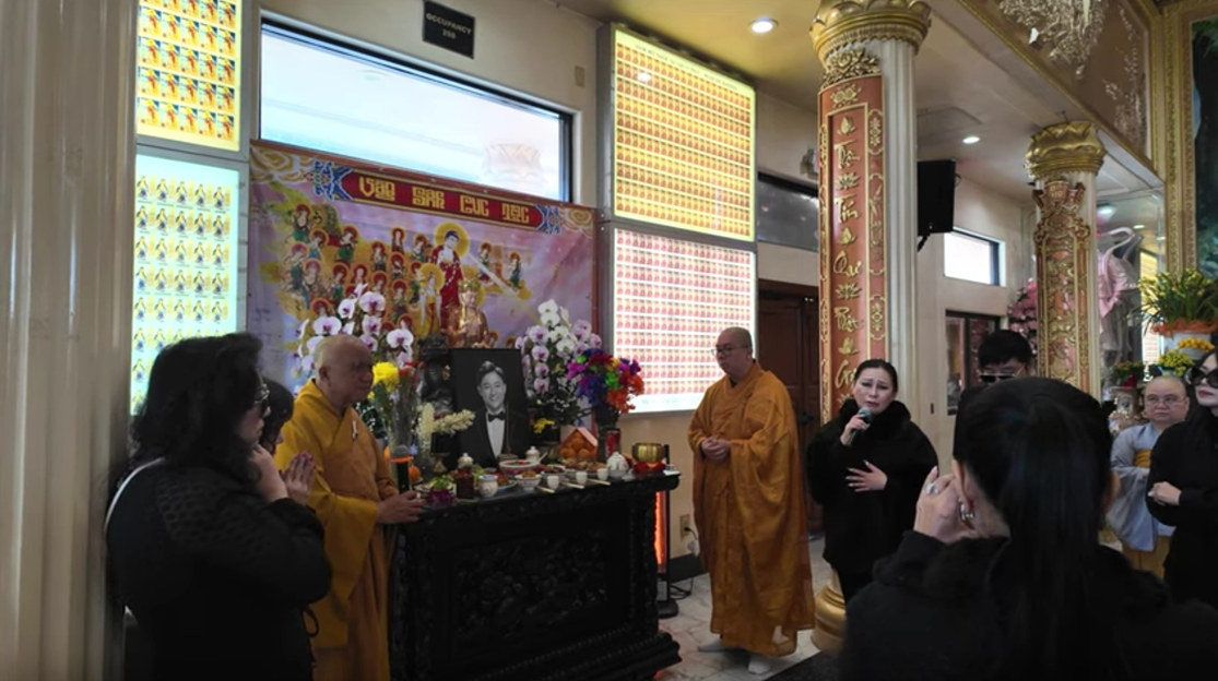 Loạt ảnh lễ cầu siêu cho cố diễn viên NSƯT Quý Bình tại Mỹ: 'Tôi không thể tin vào sự thật này' - Ảnh 2