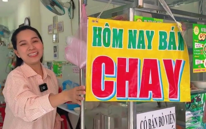 Nữ ca sỹ mở quán ăn để kiếm thu nhập.