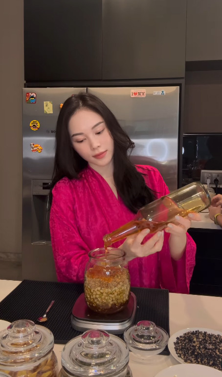 Làm dâu hào môn Linh Rin khoe được tỷ phú Johnathan Hạnh Nguyễn cưng như con ruột