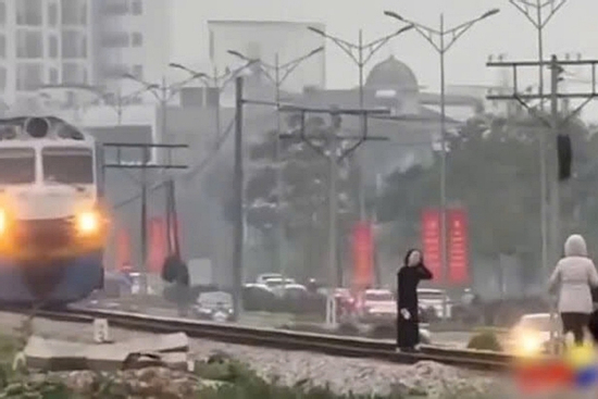 Đường sắt VN nói về việc xử lý 2 phụ nữ thả dáng khiến tàu hỏa phanh gấp