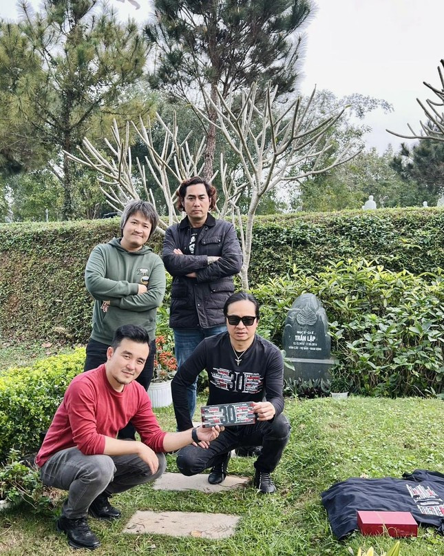 Sau 30 năm, ai còn nghe Bức Tường? ảnh 1