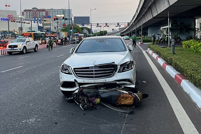 TPHCM: Clip Nữ tài xế Mercedes mất lái, tông hàng loạt xe máy