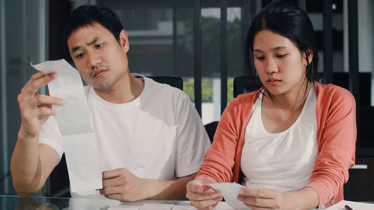 Cầm 30 triệu đồng mỗi tháng, vợ vẫn nói mình không bằng giúp việc nhà hàng xóm
