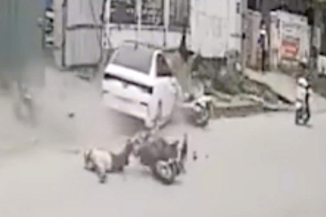 Clip ô tô đi ngược chiều, húc văng liên hoàn hàng loạt xe máy