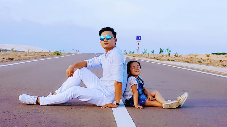 Con gái Trấn Thành' chia sẻ ảnh hiếm chụp cùng 'ba' Quý Bình, hóa ra là em bé từng gây bão cách đây 6 năm