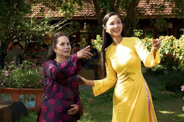 Mẹ đẻ H'Hen Niê hiếm hoi lộ diện sau khi con gái kết hôn