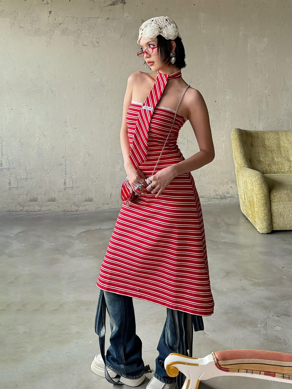 Ngọc Trinh bị chê thảm họa vì mốt váy lồng quần lạc quả