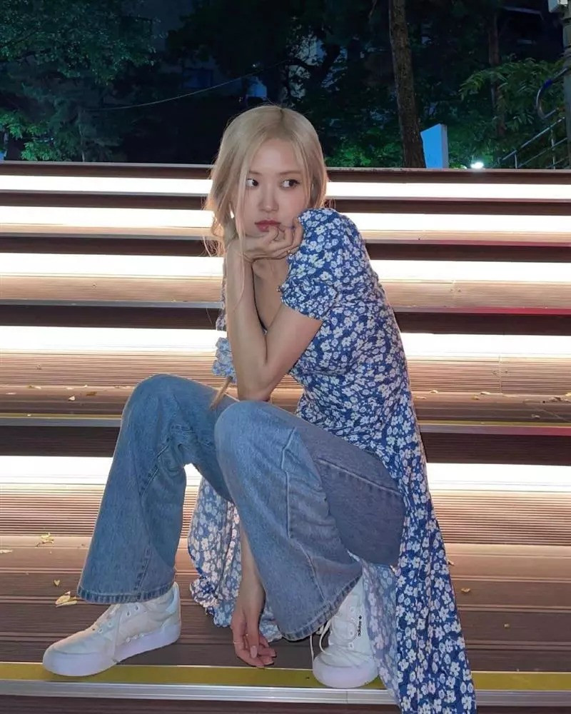 Ngọc Trinh bị chê thảm họa vì mốt váy lồng quần lạc quả