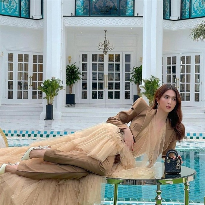 Ngọc Trinh bị chê thảm họa vì mốt váy lồng quần lạc quả