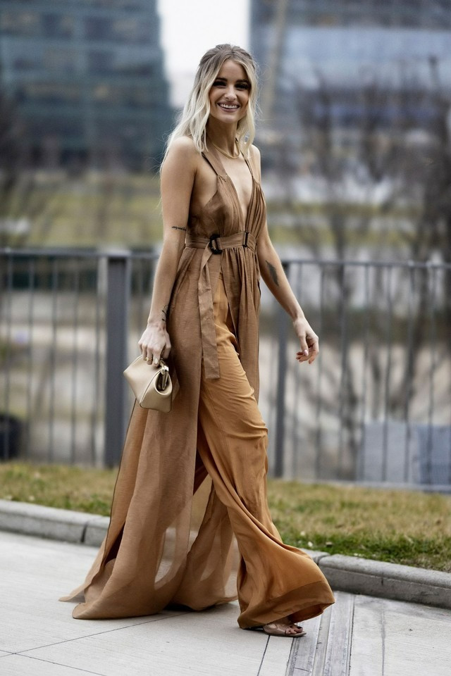 Ngọc Trinh bị chê thảm họa vì mốt váy lồng quần lạc quả