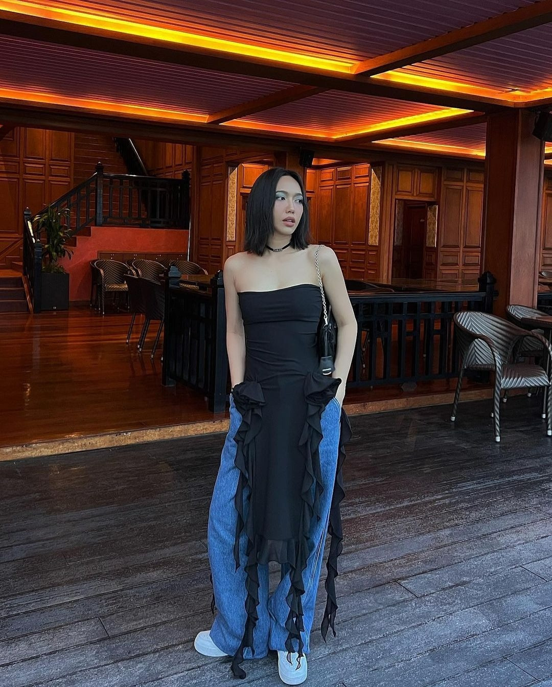 Ngọc Trinh bị chê thảm họa vì mốt váy lồng quần lạc quả