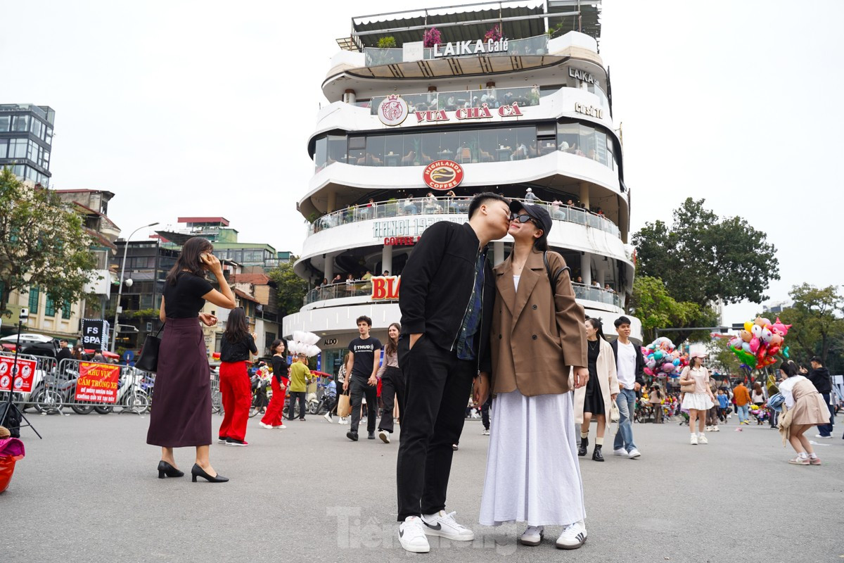 Người Hà Nội và du khách đổ về 'Hàm cá mập' chụp ảnh ảnh 10