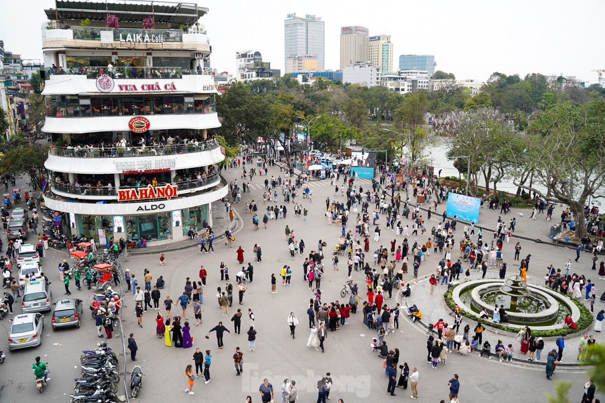 Người Hà Nội và du khách đổ về 'Hàm cá mập' chụp ảnh ảnh 15