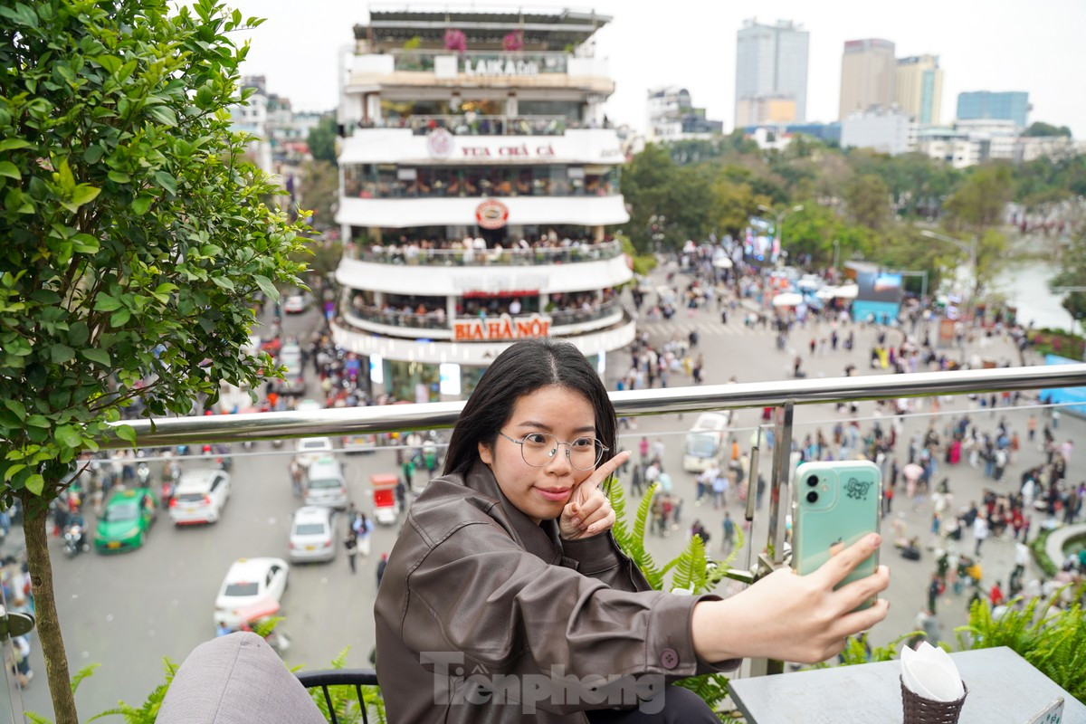 Người Hà Nội và du khách đổ về 'Hàm cá mập' chụp ảnh ảnh 13