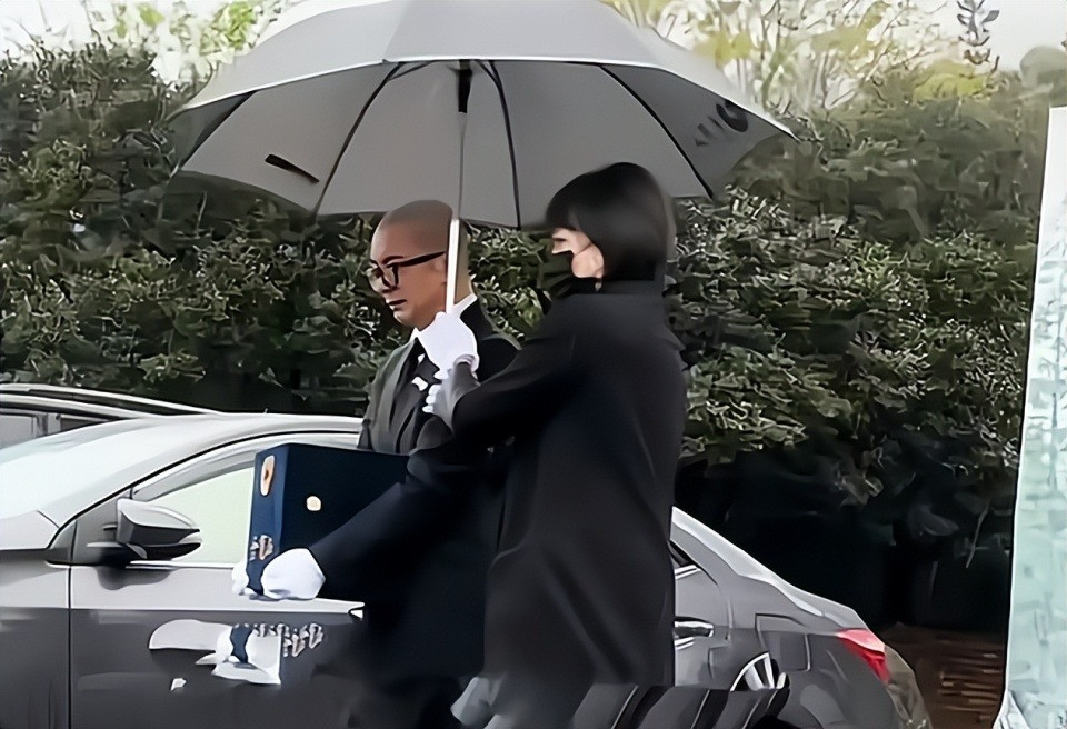 Uông Tiểu Phi và hai con không đến lễ an táng Từ Hy Viên