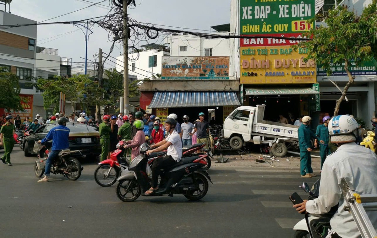 Tài xế ô tô nghi say xỉn gây tai nạn liên hoàn làm nhiều phương tiện hư hỏng.jpg