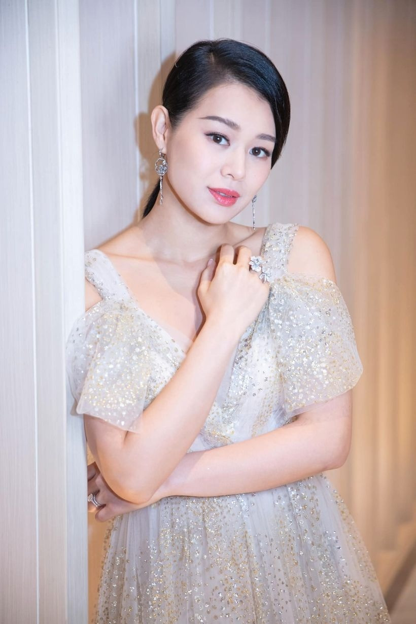 Chồng Hồ Hạnh Nhi ôm gái lạ trong bar vướng nghi án ngoại tình