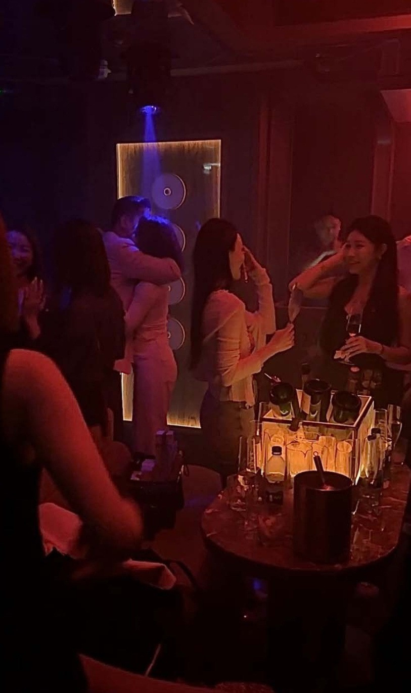 Chồng Hồ Hạnh Nhi ôm gái lạ trong bar vướng nghi án ngoại tình