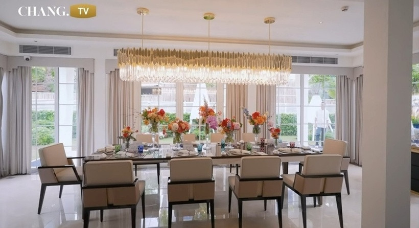 Mỗi lần tổ chức tiệc, Lý Thùy Chang lại thuê một đội trang trí riêng, đội chuẩn bị hoa riêng và tất cả hoa tươi trong nhà đều là hoa nhập khẩu.