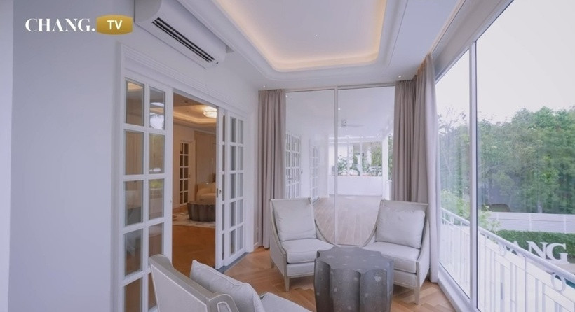 Đặc biệt, phòng ngủ có ban công thoáng đãng, có thể ngắm được sân vườn và bể bơi.