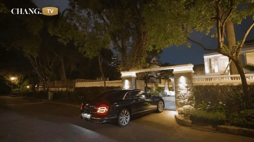 Bao quanh biệt thự là hàng rào cây xanh và cánh cổng được thiết kế tinh giản nhưng vẫn toát lên vẻ sang trọng.