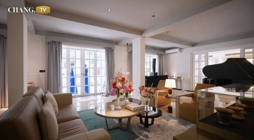 Không gian phòng khách được trang trí đơn giản và ngập tràn sắc hoa.