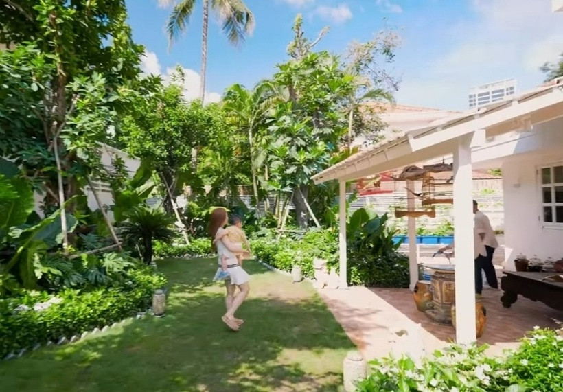 Bên cạnh đó, vợ chồng cô trồng rau xanh thủy canh để cả nhà cùng thưởng thức.