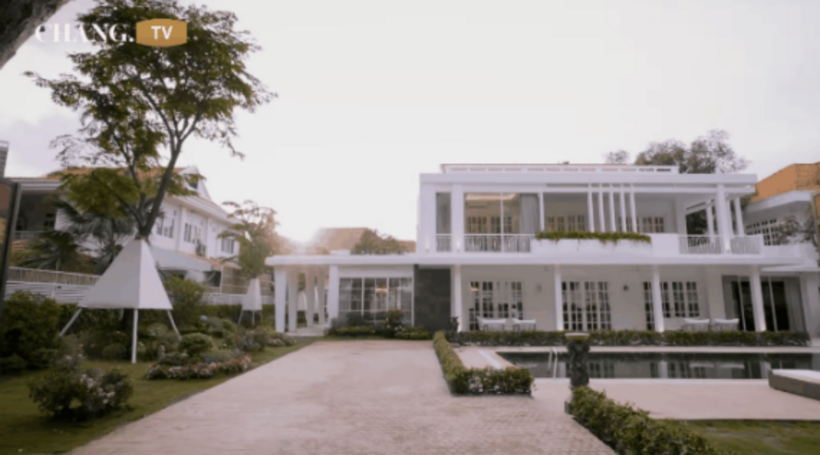 Căn biệt thự rộng 1.600m2 của vợ chồng Chi Bảo – Lý Thùy Chang nằm ở quận 2 (TP.HCM), được trang hoàng lộng lẫy và sang trọng không khác nào khách sạn 5 sao, khiến ai nấy đều choáng ngợp khi ngắm nhìn.