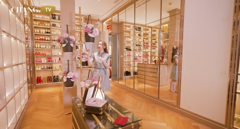 Ngoài ra, trong biệt thự còn có riêng một không gian để đồ hiệu của Lý Thùy Chang. Tuy diện tích không quá lớn nhưng khiến người xem trầm trồ vì được thiết kế và sắp xếp gọn gàng hệt như bước vào các cửa hàng đồ hiệu. Các hệ tủ kính được chia theo khu vực để túi xách, giày dép riêng biệt.