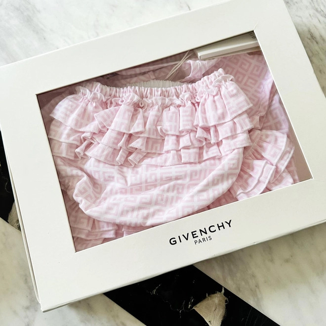 Cháu nội tỷ phú Johnathan Hạnh Nguyễn hiếm hoi lộ diện bóc giá đồ hiệu ai cũng choáng