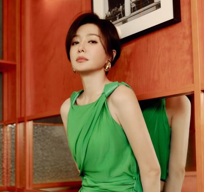 Lộ ảnh thiếu gia kém 10 tuổi sống chung nhà Phú Sát Hoàng Hậu Tần Lam