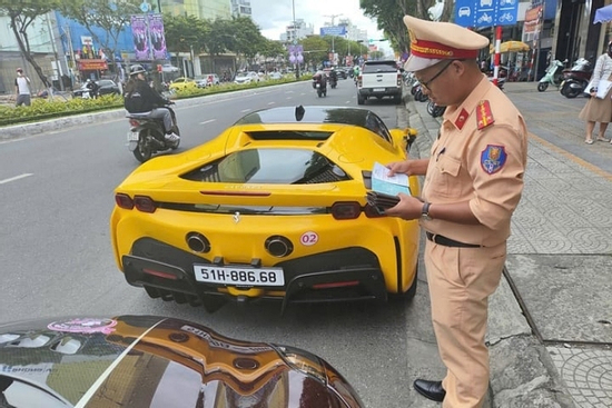 Phạt 167 triệu đồng dàn siêu xe ngang nhiên vượt đèn đỏ ở Đà Nẵng