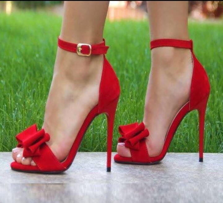 Giày cao gót quá cao hoặc có thiết kế quá cầu kỳ có thể gây khó khăn khi di chuyển và không phù hợp với phong cách thanh lịch. (Ảnh: Pinterest)