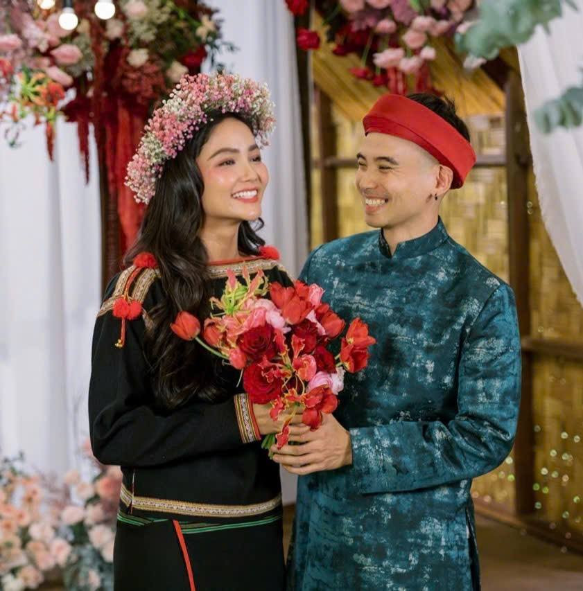 Sốc cảnh chồng HHen Niê khoe vàng trĩu tay tiền mừng toàn đô la Mỹ sau đám cưới