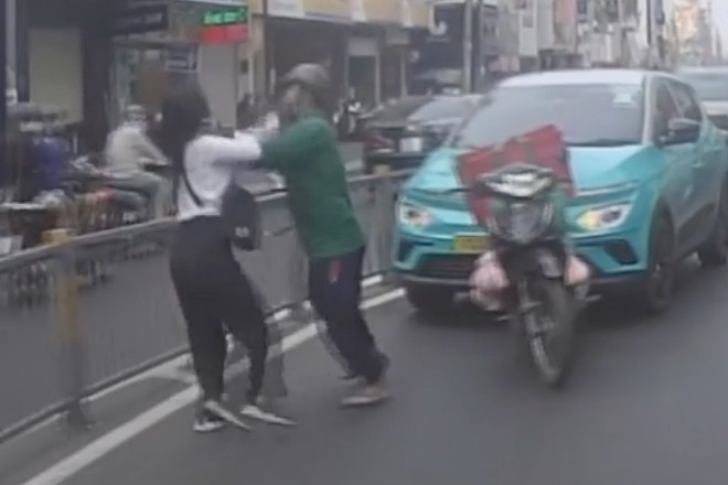 Va chạm nhẹ, nữ tài xế ô tô xuống xe đánh nhau với người giao hàng giữa phố