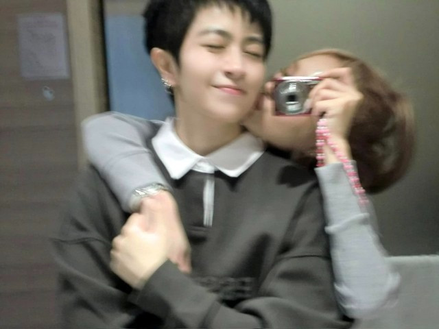 xoai non gil le tung anh than mat giua dem cu so ho la om hon bat chap a15b2f5b0ab64e248e08fbd85860ca3d 586.jpg