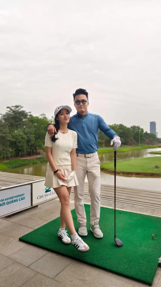 Hồng Đăng tái xuất sân golf nhưng chiếm spotlight là hai nhân vật nữ đi cùng
