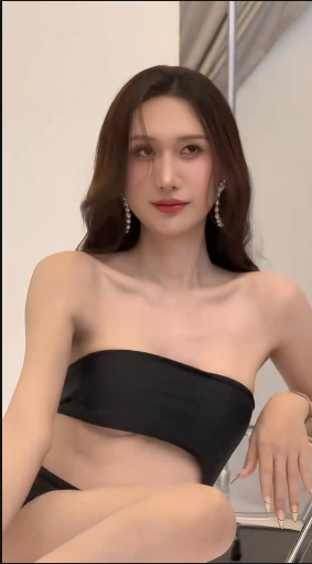 Lynk Lee hiếm hoi mặc bikini sắc vóc sau 9 lần phẫu thuật chuyển giới ra sao