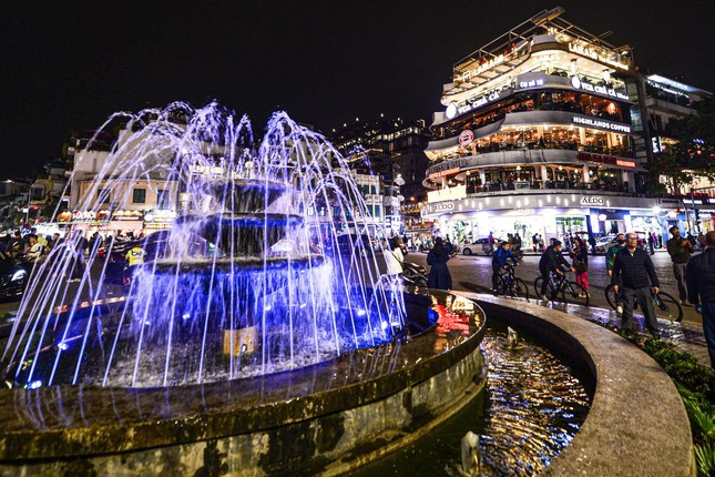 Sau phá tòa 'Hàm cá mập', Hà Nội thay đài phun nước bằng 'Tháp ánh sáng' ảnh 1