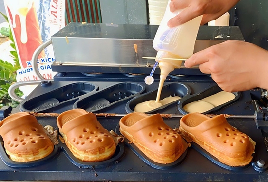 TPHCM: Hàng nghìn khách xếp hàng mua loại bánh độc đáo hình chiếc dép
