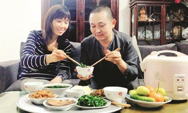 Vợ 30 năm của Xuân Hinh nhan sắc thế nào mà được mệnh danh hoa hậu phố cổ