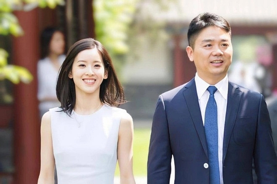 Chuyện tình lệch 19 tuổi của CEO công nghệ với 'hot girl trà sữa'